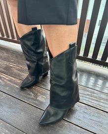 Stivali neri punta v con tacco basso