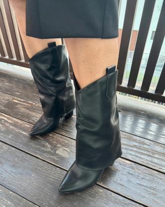 Stivali neri punta v con tacco basso