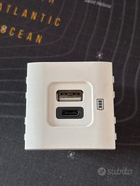 Presa ubs/usb-c da muro bticino nuova