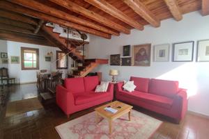 Caratteristica casa di testa completamente rist...