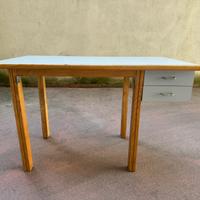 Scrivania compatta con cassetti