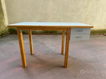 Scrivania compatta con cassetti