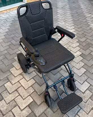 Sedia a rotelle elettrica pieghevole leggera