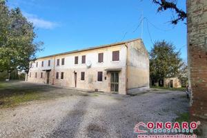 Rustico / Casale di 730 m² con più di 5 locali a C