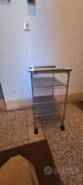 Carrello da cucina con rotelle.