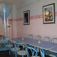 Tavolo con sedie girevoli