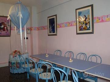 Tavolo con sedie girevoli