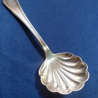 cucchiaio  a  forma di conchiglia in argento 