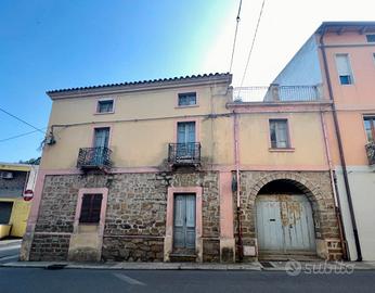 Guspini-Storica Indipendente bilivelli con cortile