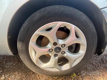 Cerchi in lega con gomma 205/55 R16 Ford Focus