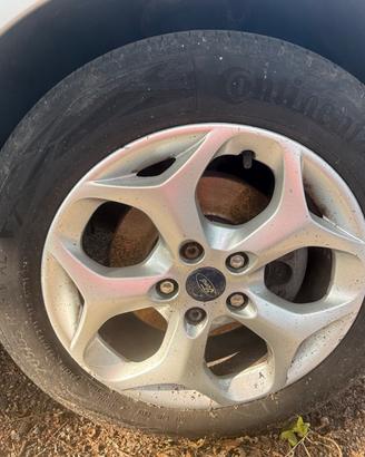 Cerchi in lega con gomma 205/55 R16 Ford Focus