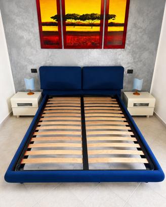 Letto matrimoniale imbottito blu con rete più