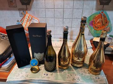 Bottiglie vuote Dom Pérignon e Armand de Brignac.