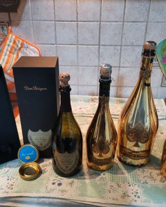 Bottiglie vuote Dom Pérignon e Armand de Brignac.