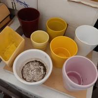 Set vasi in ceramica colorati in foto.