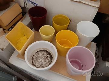 Set vasi in ceramica colorati in foto.