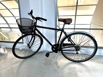 Bici nera con cestino