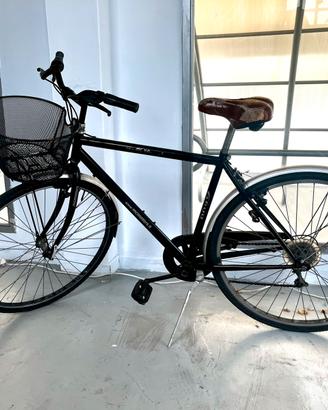 Bici nera con cestino