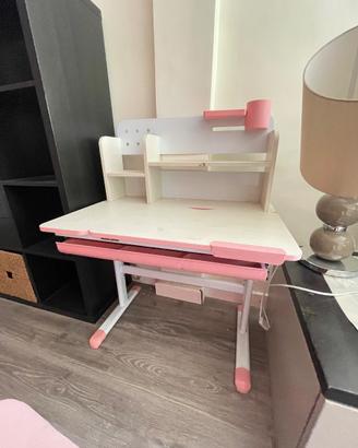 Scrivania e sedia ergonomica evolutiva dai 4 ai 12