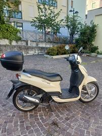 Scooter Peugeot tweet 150