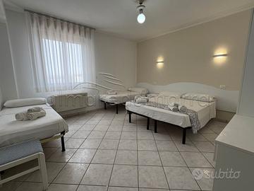 Camera quadrupla a 50 m dalla spiaggia sabbiosa