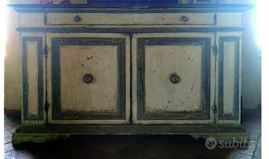 Rara ed elegante credenza toscana del 1600