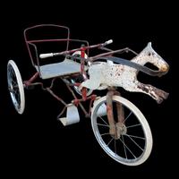 Splendido antico triciclo cavallino a pedali, pati