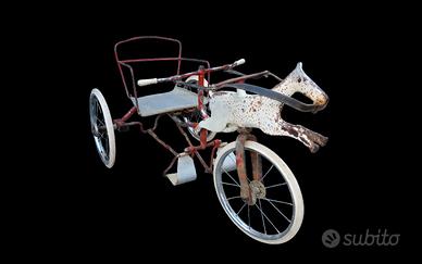 Splendido antico triciclo cavallino a pedali, pati