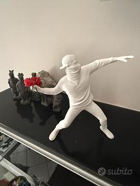 Statuetta Floren Thrower bianca ispirata a Banksy