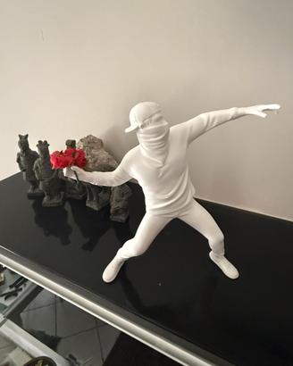 Statuetta Floren Thrower bianca ispirata a Banksy