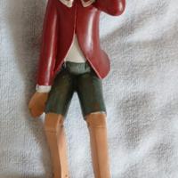 Pinocchio in resina con mano alzata