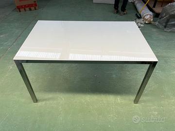 Tavolo con top in vetro