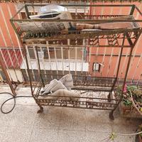 fioriera in metallo con rotelle