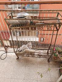 fioriera in metallo con rotelle