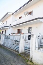 Monfalcone: villa a schiera rimodernata con corte