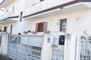 Monfalcone: villa a schiera rimodernata con corte