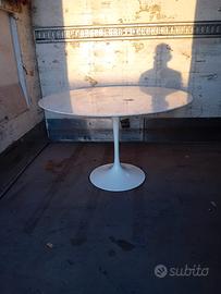 TAVOLO IN MARMO BIANCO CON VENATURA