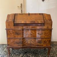 Mobile con scrittorio di antiquariato