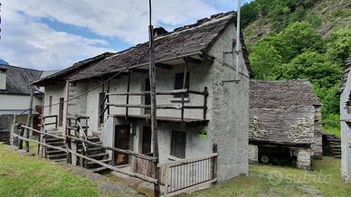 Rustici da ristrutturare e terreno