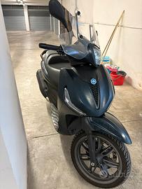 Beverly S 300 hpe deep black