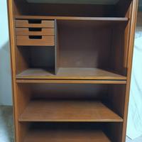 Coppia mobili in legno con copertura in pietra