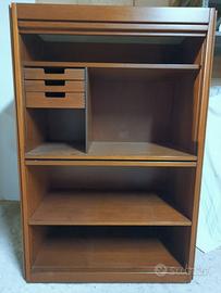 Coppia mobili in legno con copertura in pietra