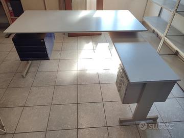 Scrivania angolare con cassetti