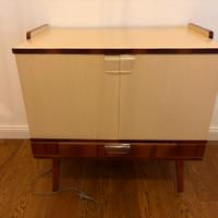 Mobile bar nordico vintage illuminato in formica.