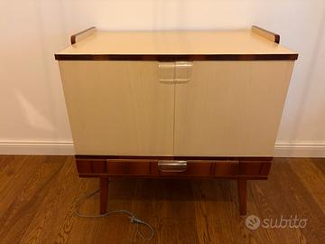 Mobile bar nordico vintage illuminato in formica.