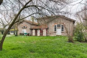 Villa di 340 m² con più di 5 locali e box auto a S