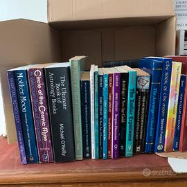 Lotto di 54 libri di Astrologia in inglese;