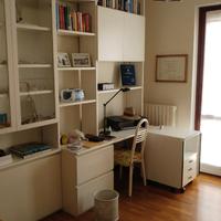 Libreria con scrivania e sedia