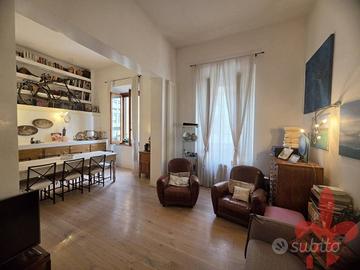 Appartamento di 140 m² con più di 5 locali a Firen
