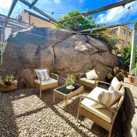 In centro con giardino e terrazza, indipendente